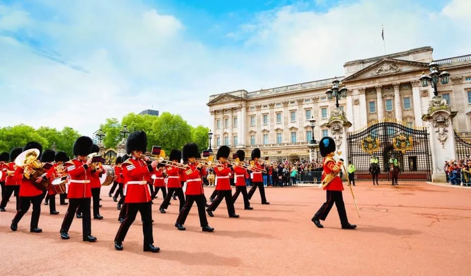 London Tour with Changing of the Guard & Westminster Abbey - Image 2