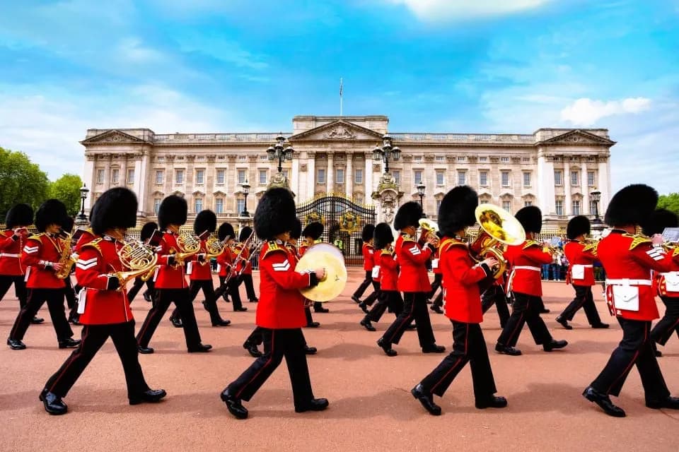 London Tour with Changing of the Guard & Westminster Abbey - Image 14